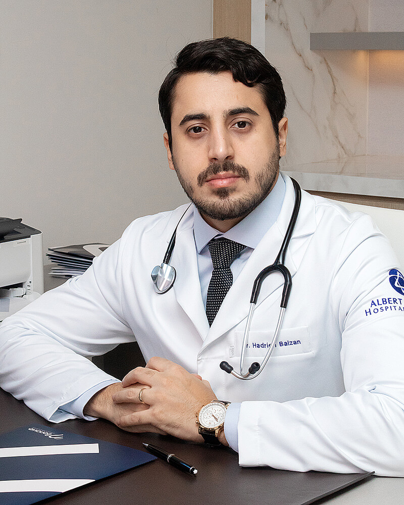 Sobre Dr. Hadrien Bem-vindo ao consultório do Dr. Hadrien Balzan, cardiologista com formação de excelência pela Universidade de São Paulo (USP) e pelo Instituto do Coração (InCor), referência em cardiologia na América Latina. Além de ter realizado fellow em ecocardiografia no Hospital Alemão Oswaldo Cruz.
Aqui, o cuidado com o seu coração é realizado com precisão, atenção aos detalhes e foco na prevenção, buscando sempre o equilíbrio entre saúde, qualidade de vida e bem-estar.
Atendimento humanizado em Maringá, com estrutura moderna e acompanhamento contínuo para todas as fases da sua saúde cardiovascular.
Dr. Hadrien Balzan é cardiologista clínico com trajetória acadêmica e profissional sólida. Realizou residência em Clínica Médica pela USP/SP e residência em Cardiologia no Instituto do Coração (InCor) da USP – o maior e mais prestigiado hospital cardiológico da América Latina.
Com ampla experiência no diagnóstico, prevenção e tratamento das doenças cardiovasculares, Dr. Hadrien atende desde pacientes assintomáticos que buscam check-up cardiológico até atletas amadores e profissionais, bem como pessoas que já convivem com doenças do coração.